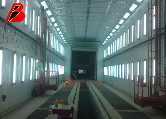 qualità L'uomo solleva le grandi linee di pittura industriali minute del camion 2.5m del bus delle attrezzature fabbrica