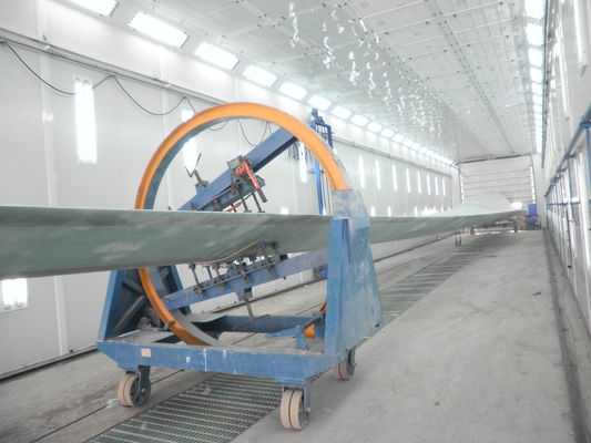 Le torri del generatore eolico dipingono la grande stanza della pittura della lama di energia eolica della cabina